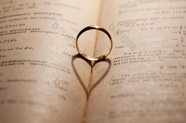 订婚戒指和订婚书