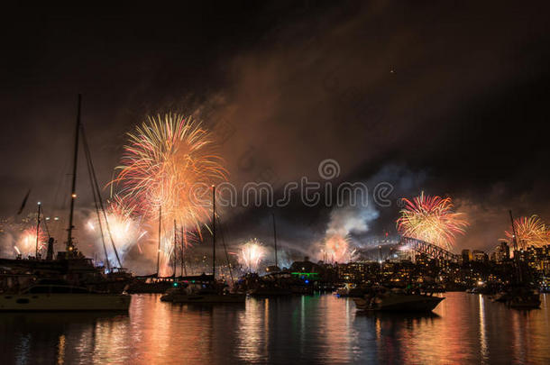 <strong>悉尼港</strong>国际船队检阅期间的烟火和灯光表演。