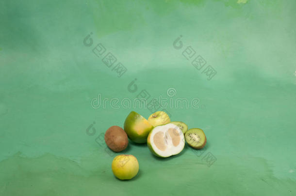 奥罗布兰科和其他绿色水果，绿色背景