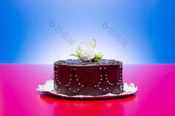 白糖果玫瑰装饰巧克力蛋糕