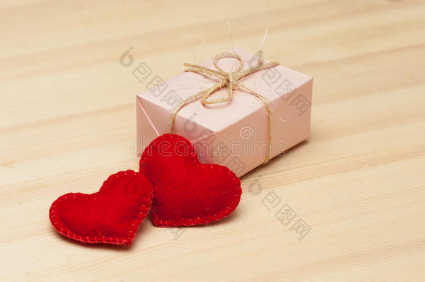 粉色礼品盒和两颗心