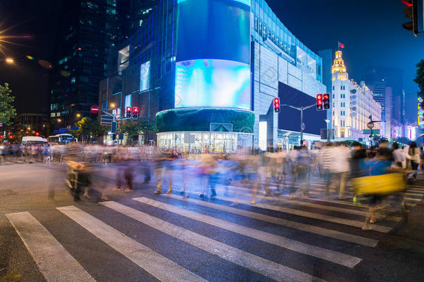 城市夜景，夜晚穿越，人群拥挤