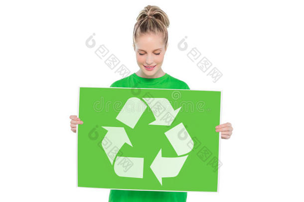 内容金发环保活动家持有回收标志