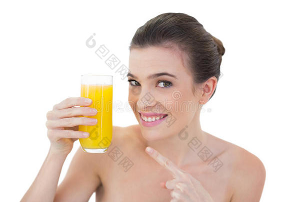 有趣的自然棕色头发模特展示她的一杯橙汁