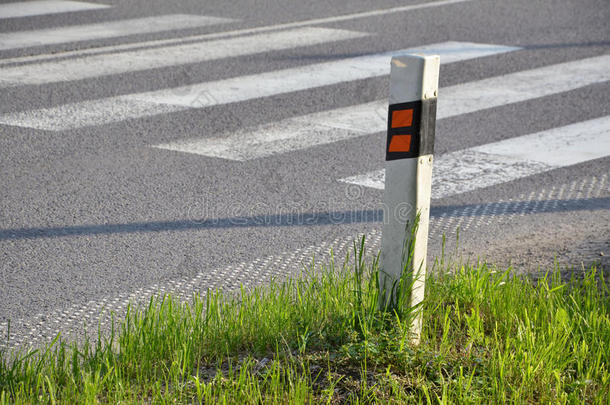 交通标志确定道路边缘