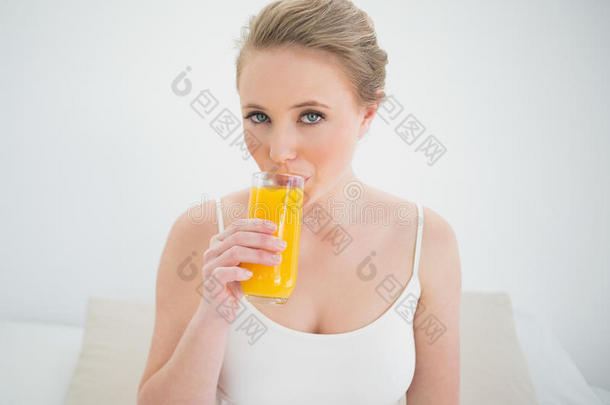 喝一杯橙汁的金发女郎