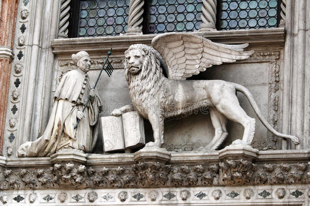 威尼斯狗狗和狮子在狗狗宫殿的雕像。