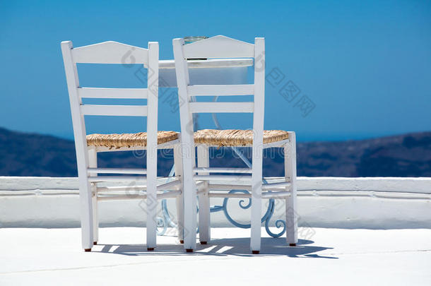 两张白色椅子