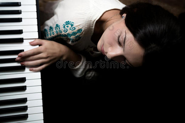 女孩弹钢琴。