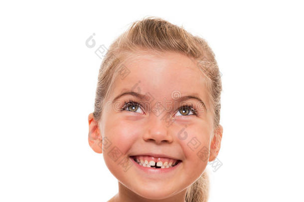 小女孩的脸部特写镜头，直直地抬头微笑