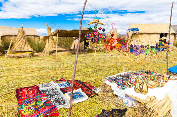 南美洲秘鲁的提喀喀湖浮岛上的纪念品。有彩色毯子、围巾、布、雨披的街头商店