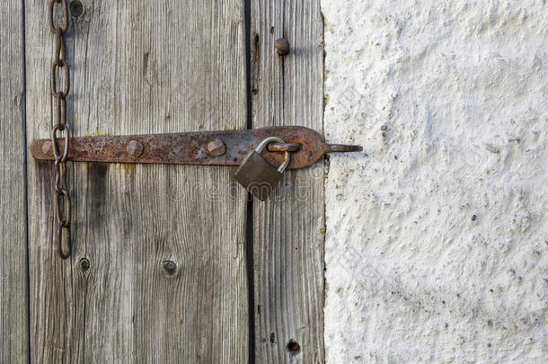 锁着的旧木门和墙