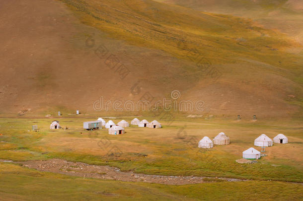 中亚游牧民族蒙古包草场
