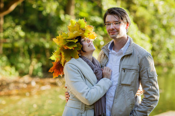 秋季户外约会时，一对年轻夫妇在公园里<strong>爱上</strong>了秋天的枫叶。