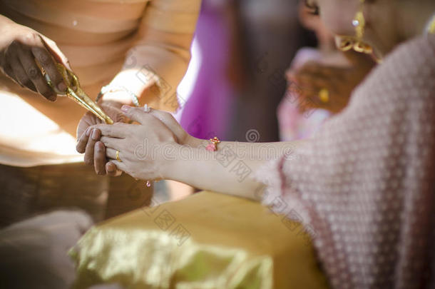 手往新娘的乐队里倒祝福水，泰国婚礼