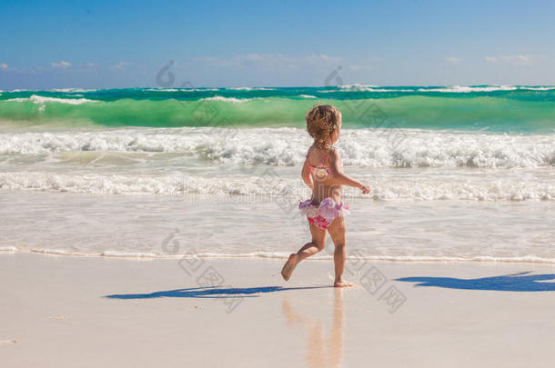 在白色沙滩上<strong>奔跑</strong>的可爱<strong>小女孩</strong>