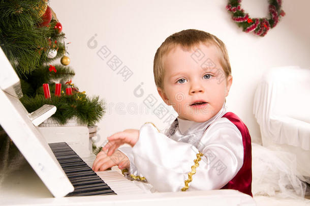 圣诞节前夕弹钢琴的男孩