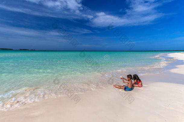 可可岛古巴沙滩上玩耍的孩子们