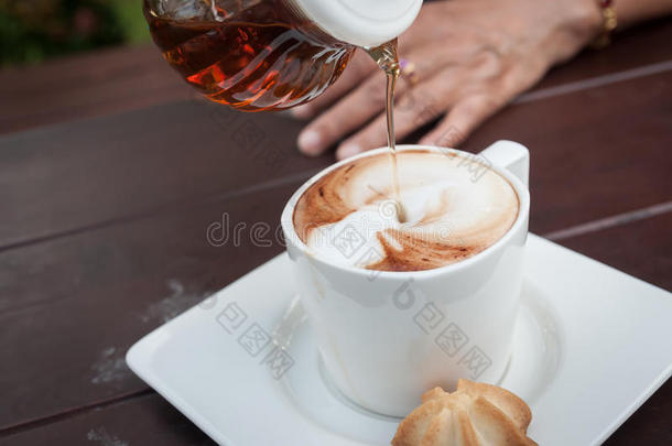 热咖啡和蜂蜜