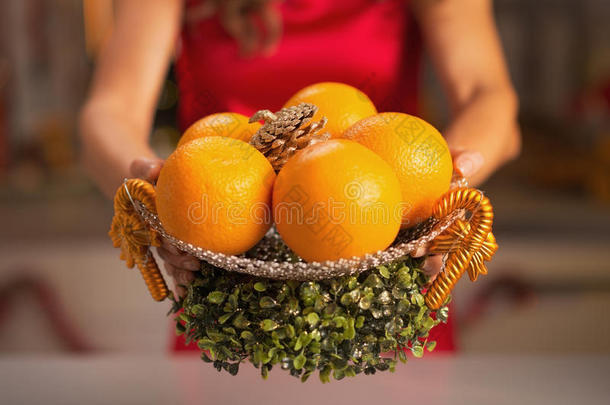 女人手里拿着橘子的装饰盘特写