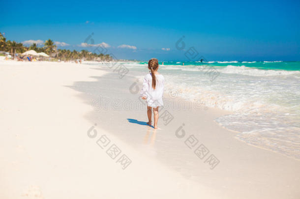 可爱的<strong>小女孩</strong>在异国情调的白色沙滩上<strong>奔跑</strong>
