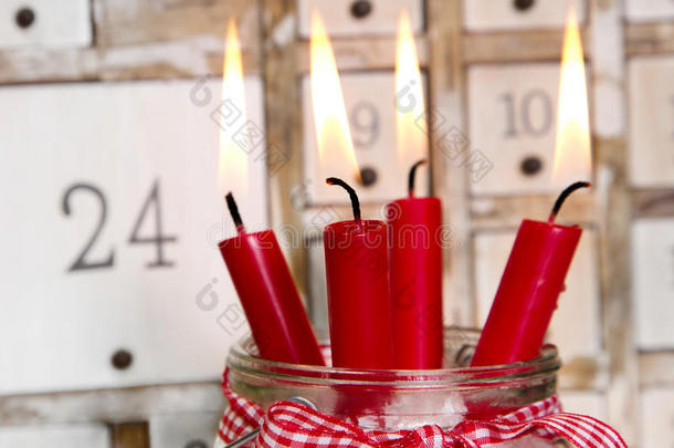 平安夜：四支烧红蜡烛，背景是破旧的白色降临日历