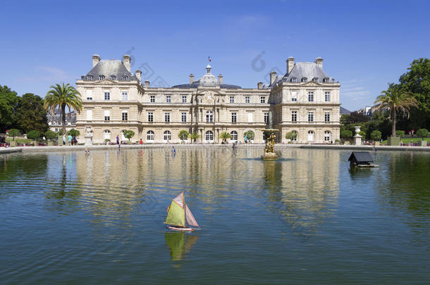 法国巴黎<strong>卢森堡公园</strong>池中的传统小型木制帆船