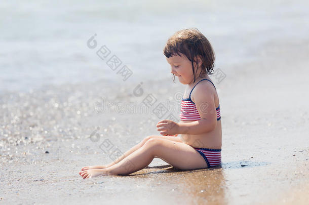 女孩坐在沙滩上
