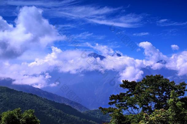 蔚蓝天空的高山风光