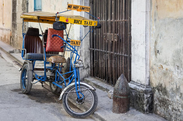 哈瓦那的一条街，有一辆旧自行车和破旧的建筑物