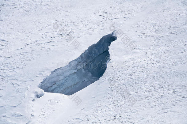 全球变暖导致高山冰川融化的大裂缝