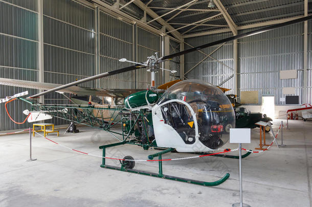 机库中的贝尔47直升机