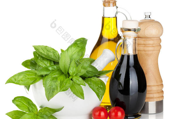 橄榄油<strong>醋瓶</strong>配罗勒和西红柿