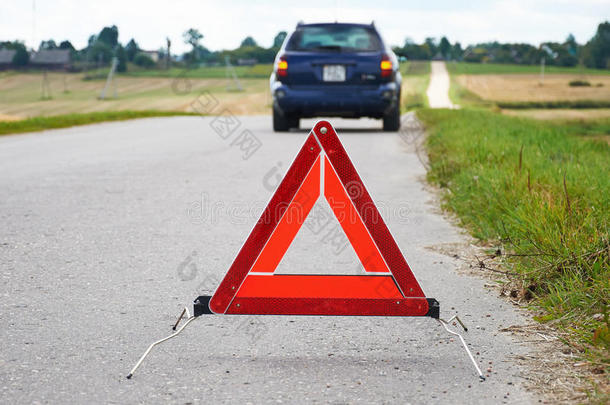 红色三角警示牌和坏车