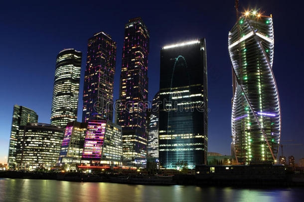 美丽的夜景摩天大楼城市国际商务中心，莫斯科，俄罗斯