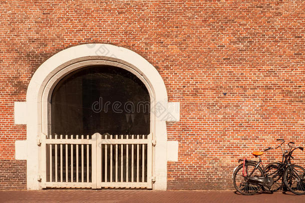 传统荷兰砖墙和自行车
