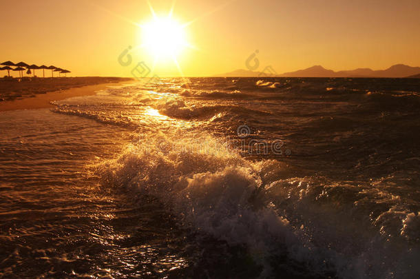 海边的夏日落日伴着波浪