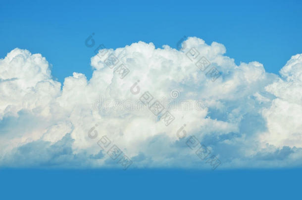 蓝天背景下巨大的羊毛云团