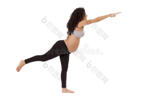 孕妇通过<strong>瑜伽</strong>保持<strong>身材</strong>。