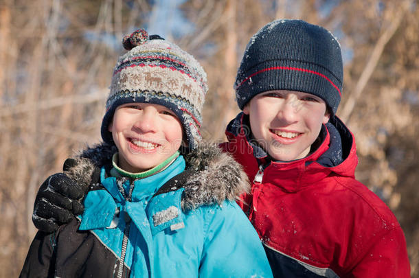穿冬装的孩子们在雪堆里玩耍时<strong>大笑</strong>