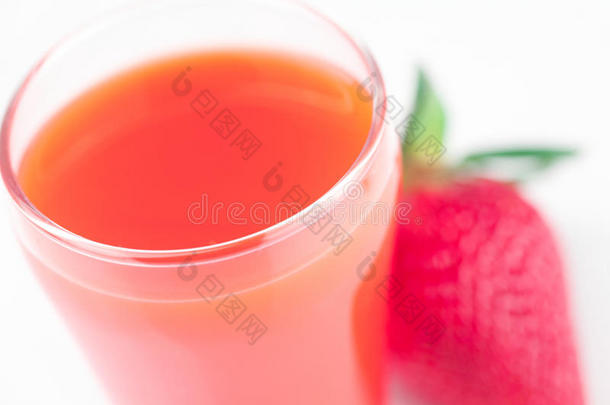 草莓和一杯<strong>草莓汁</strong>