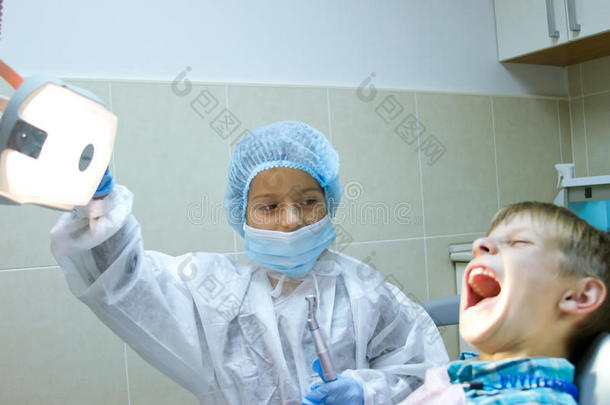 两个孩子在牙医诊所当医生