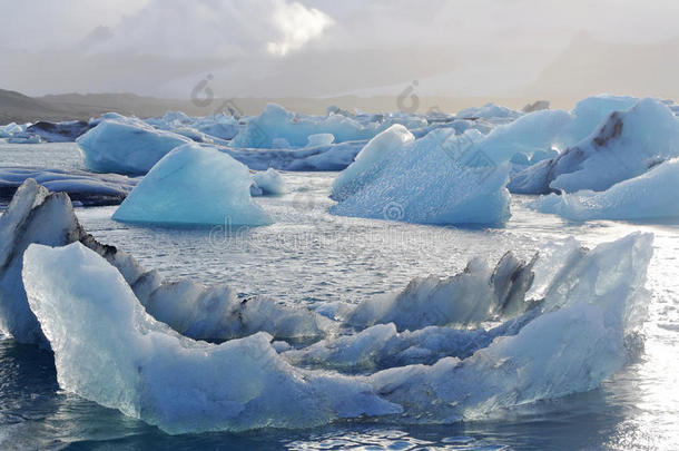 冰岛约库沙伦泻湖融化的冰山