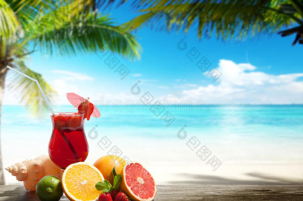 草莓鸡尾酒和热带水果