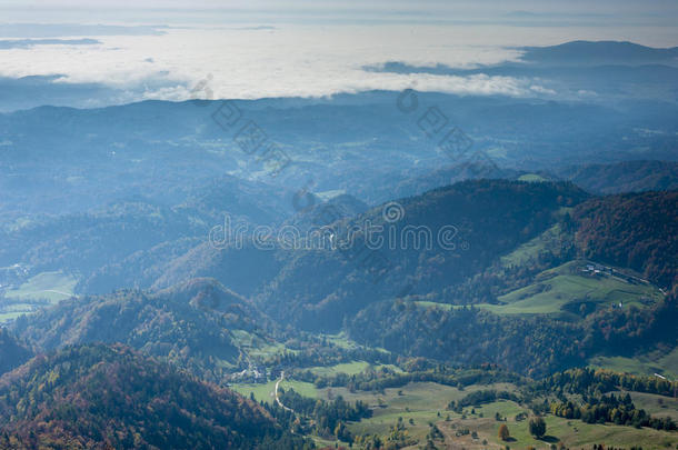 秋天的空中乡村景色。