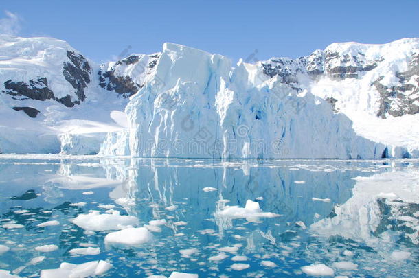 南极洲海岸的冰山