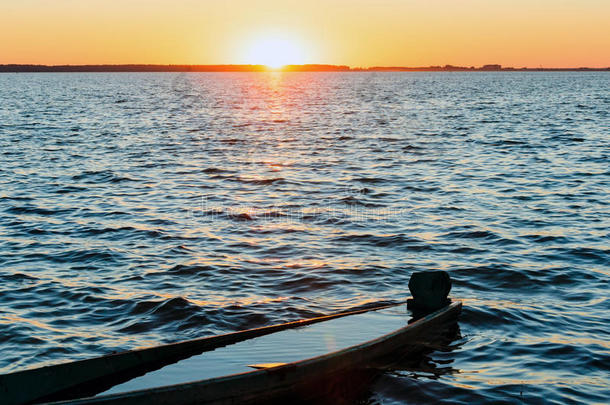 夏日湖畔的夕阳和沉船