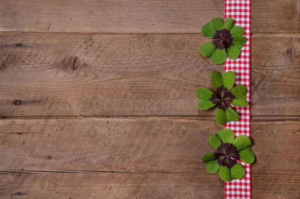 红色和白色格子缎带和绿色的木质背景