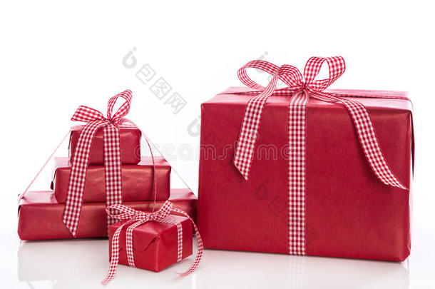 <strong>圣诞节</strong>：一叠红色礼盒，带<strong>蝴蝶结</strong>和缎带，单独摆放