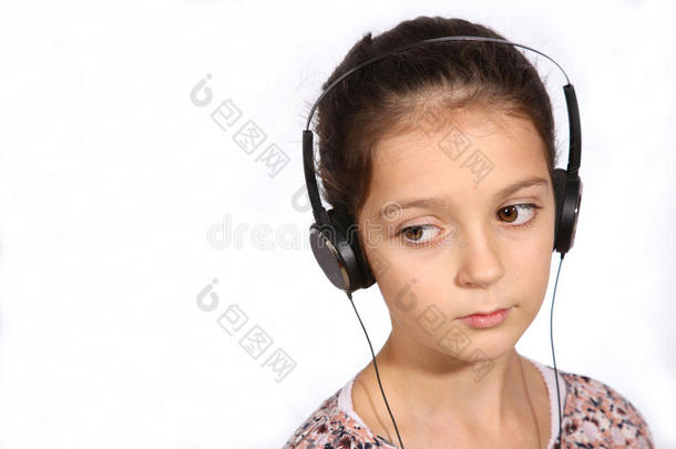 戴耳机的年轻女孩